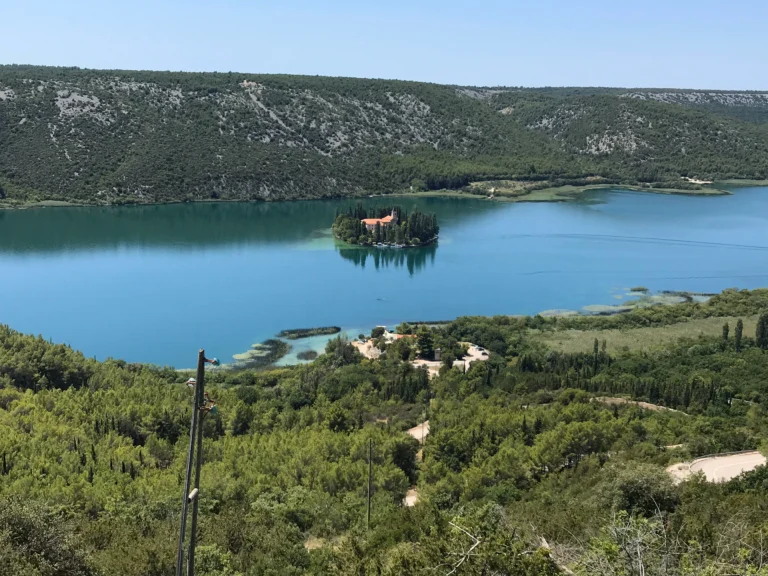 Monasterio en lago - Krka